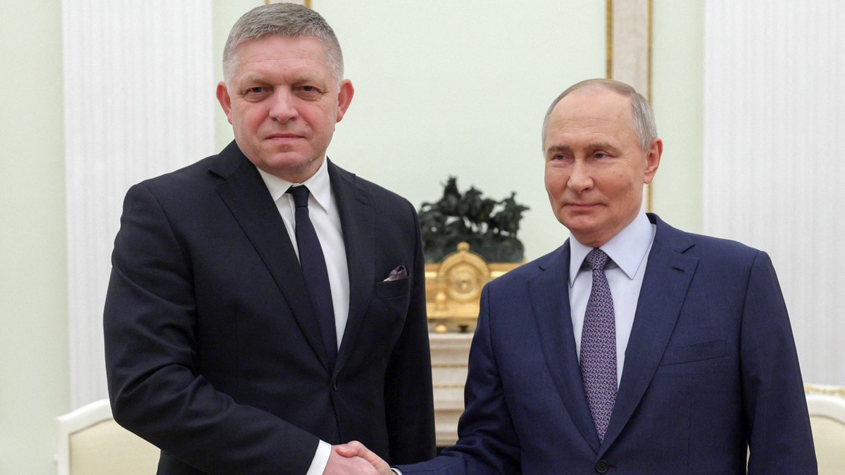 Vladimir Putin (dreapta) dând mâna cu Robert Fico (stânga) Foto: Profimedia