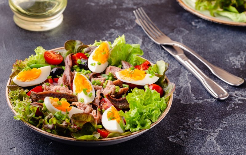 Salată Nicoise - rețete. Cum se prepară și de unde provine rețeta