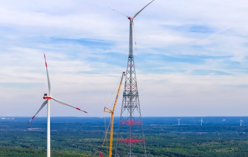 Cea mai înaltă turbină eoliană din lume, cu o înălțime totală de 365 de metri și o înălțime a butucului de aproximativ 300 de metri, situată lângă Schipkau, în Lausitz. Sursă foto: Profimedia Images