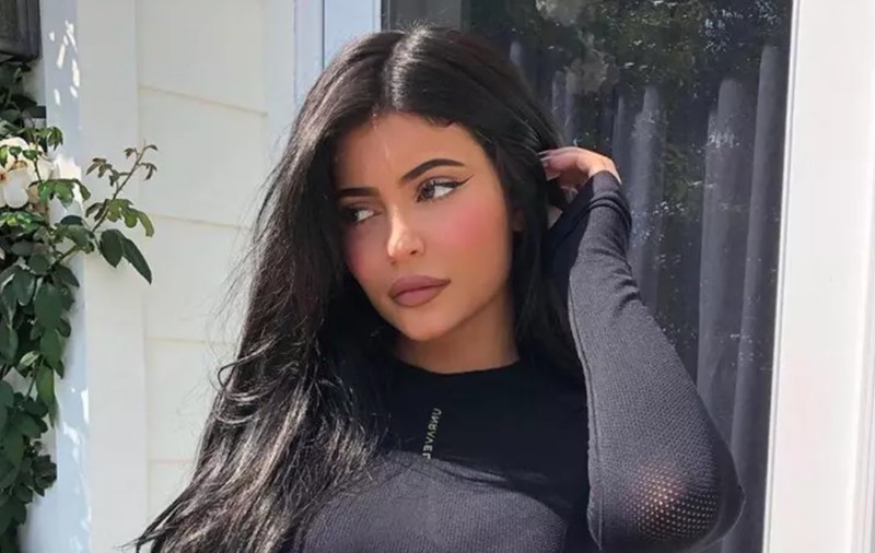 Kylie Jenner, apariție surprinzătoare la Săptămâna Modei de la Paris. Vedeta a purtat pe umeri un cap de leu
