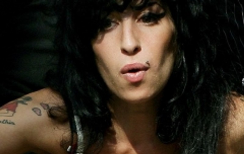 Amy Winehouse se iubeşte cu un chelner