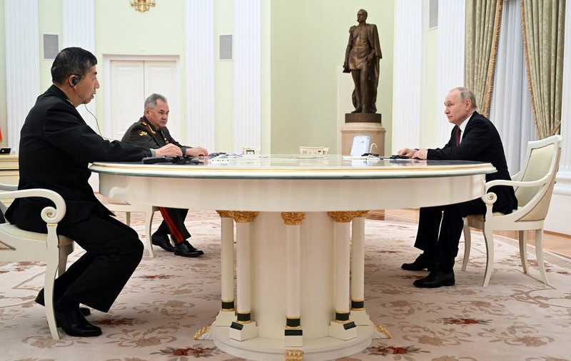 Vladimir Putin laudă cooperarea militară cu Beijingul, după ce l-a primit la Moscova pe ministrul chinez al apărării