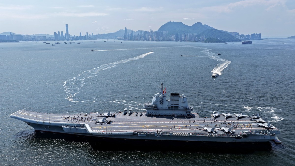Portavionul Shandong, surprins în largul Hong Kongului Foto: Profimedia