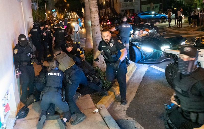 Stare de urgență la Miami, după ce turiștii au invadat orașul, nerespectând regulile sanitare. Poliția a făcut zeci de arestări