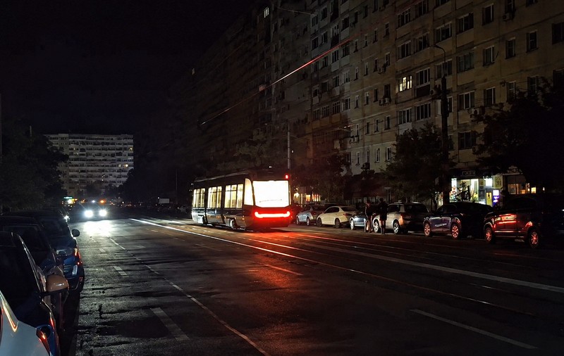 Primul oraș din România care a stins iluminatul public după miezul nopții. Primarul, după avalanșa de critici negative: „Este simplu să nu-ți pese de nimic, să stai tolănit cu o bere în față”