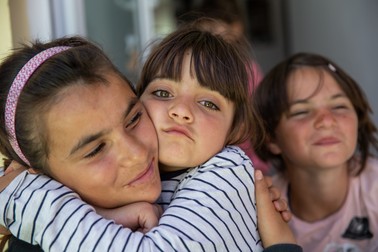 Când mama nu se simte bine, Cătălina are grijă de surorile mai mici