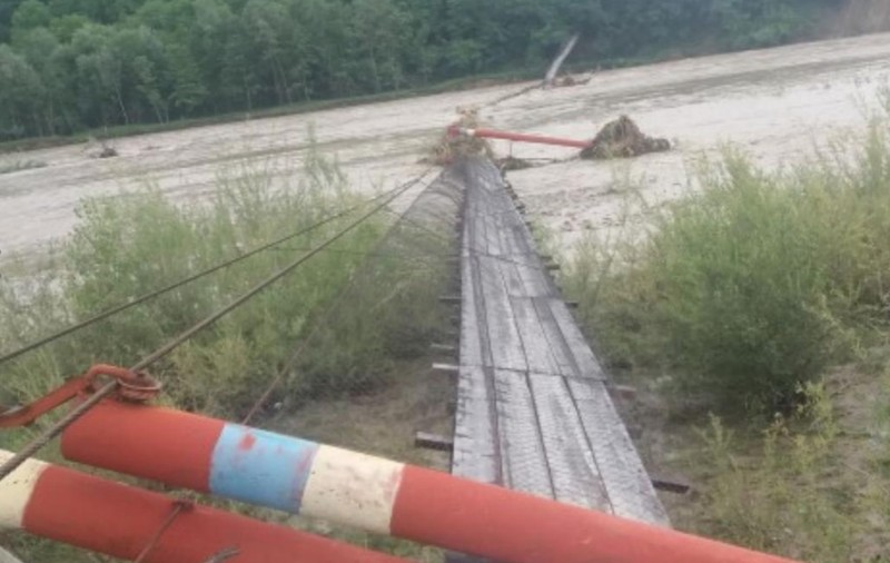 Inundaţii majore în mai multe judeţe din ţară, după ploile torenţiale de joi seară. Oameni izolaţi de ape şi sute de gospodării inundate