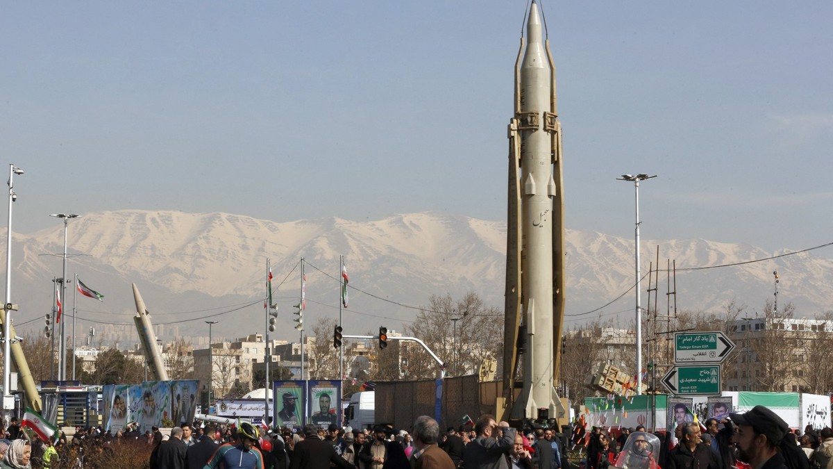 Imagine cu racheta Sejil expusă în Teheran, în februarie 2024. În jurul ei se află mai mulți oameni