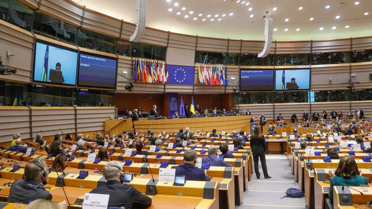 VIDEO Parlamentul European: ”Ce face Putin este terorism geopolitic. Rusia, oprește-te!”. În timpul discursului lui Zelenski, translatorul a început să plângă