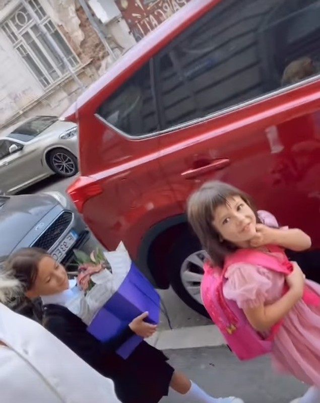 Andreea Bălan și George Burcea, prezenți în prima zi de școală a fetelor. Cum s-au pozat alături de Ella și Clara