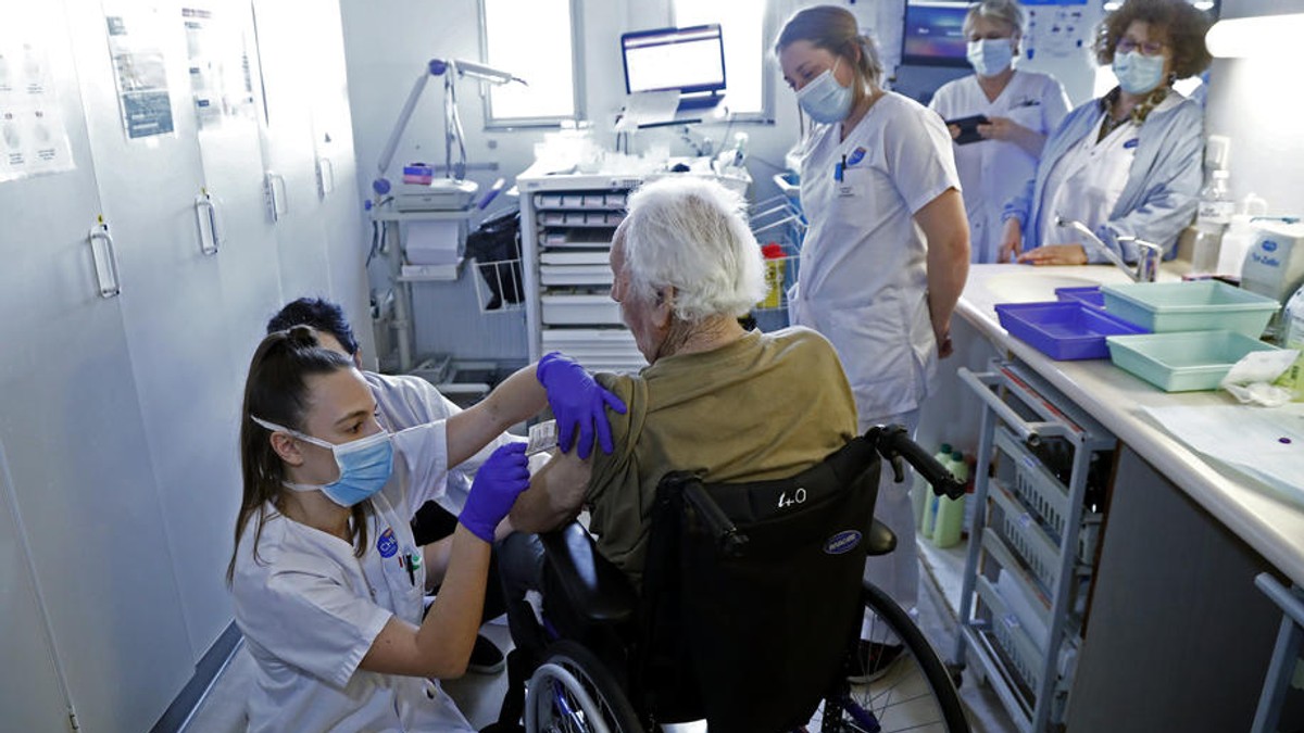 Vaccinul Pfizer/BioNTech pare să fie eficient împotriva unor mutații ale virusului foto: EPA