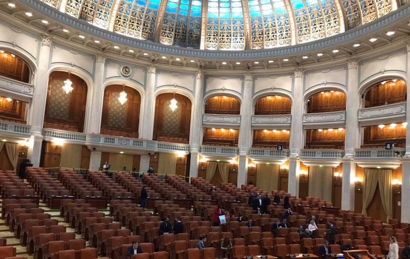”Joaca de-a Parlamentul trebuie să se oprească”, acuză deputatul Iulian Bulai. Cât au stat aleșii în sală