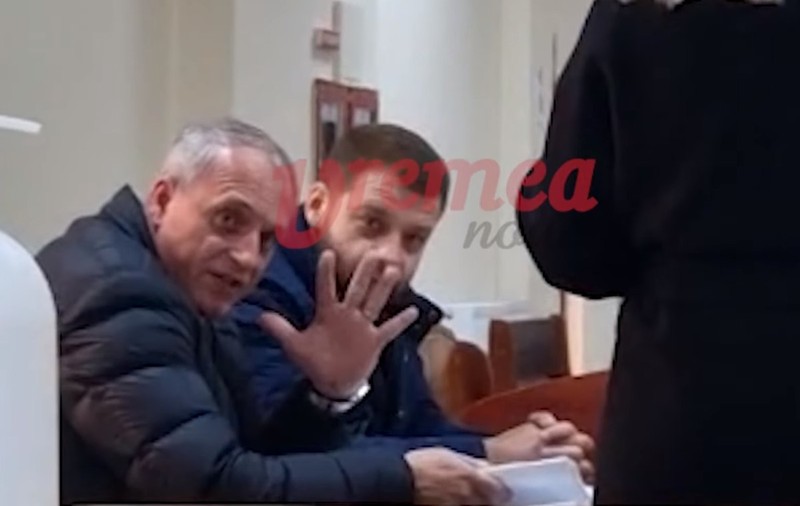 Vicepreședintele CJ Vaslui, semn obscen către jurnaliști. „Dacă mă mai filmezi, ți-l arăt pe ăla din mijloc” - VIDEO