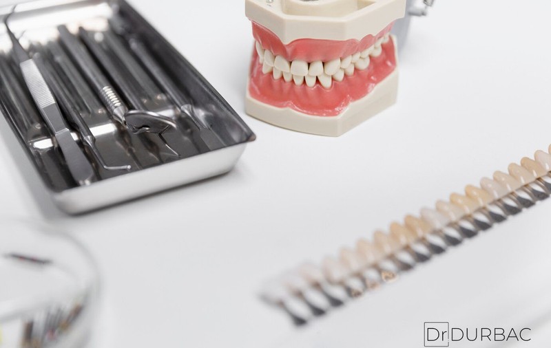 Care e varianta optimă: proteză dentară fără implant sau proteză fixă? Vezi despre fiecare în parte