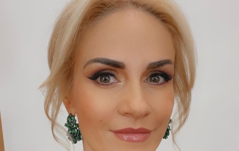 Cum și-a făcut apariția Gabriela Firea la un botez. A purtat o rochie mulată din paiete