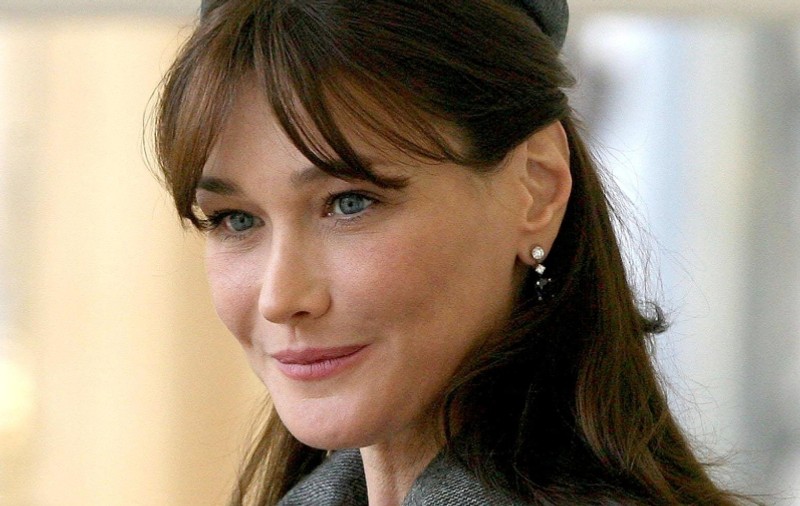 Carla Bruni este generoasă cu oamenii străzii