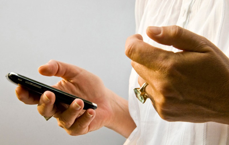 Au interzis la telefon când păzesc pieţele şi cimitirele