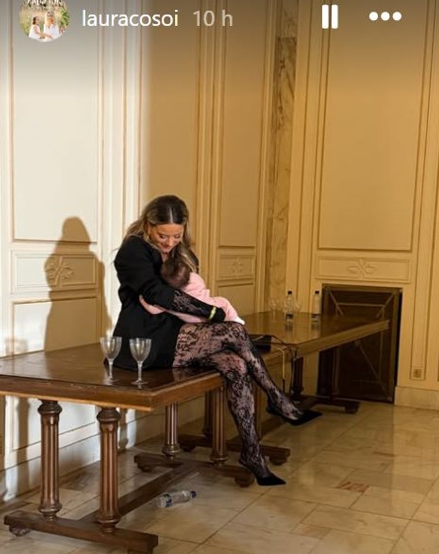 Laura Cosoi și-a alăptat fiica în culise la Palatul Parlamentului