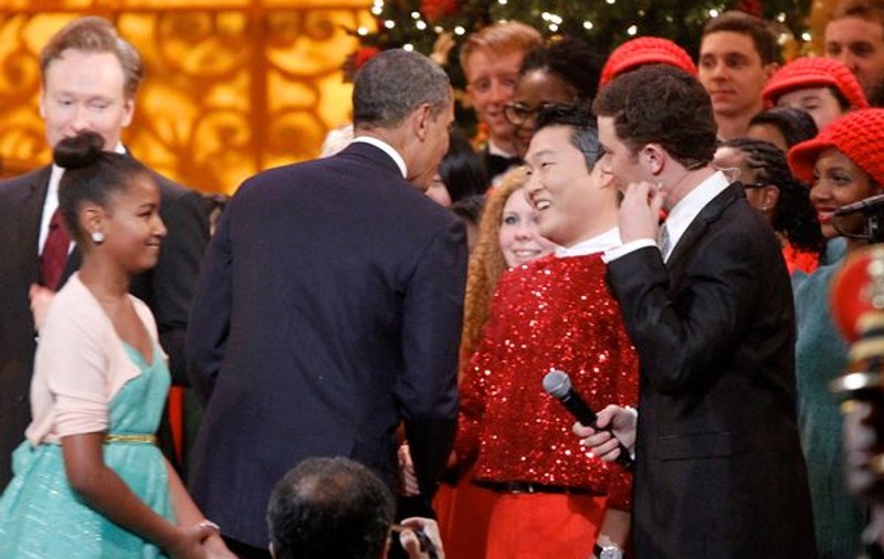 Rapperul PSY nu a fost impresionat de Barack Obama şi s-a îmbrăcat ca la... balamuc