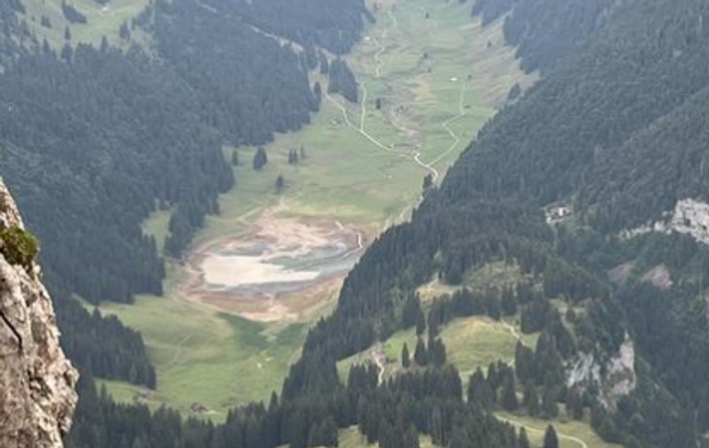 Lac din Alpii Elvețieni care a secat din cauza secetei: „A rămas o baltă”