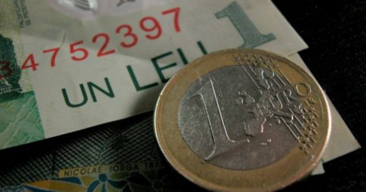 Curs BNR: Euro a ajuns 4,6679 lei la cursul oficial al BNR, un nou record negativ pentru moneda națională, din cauza demisiei premierului Mihai TUdose și a alegerii europarlamentarului Viorica Dăncilă pentru a forma un nou Cabineti. O monedă de un euro și o bancnotă de un leu pe o masă