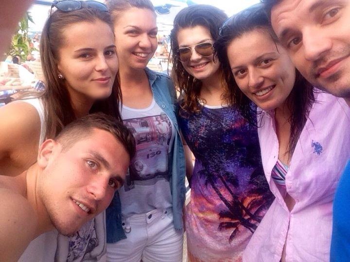 Simona Halep a învăţat cu se face un selfie. foto: Facebook.com