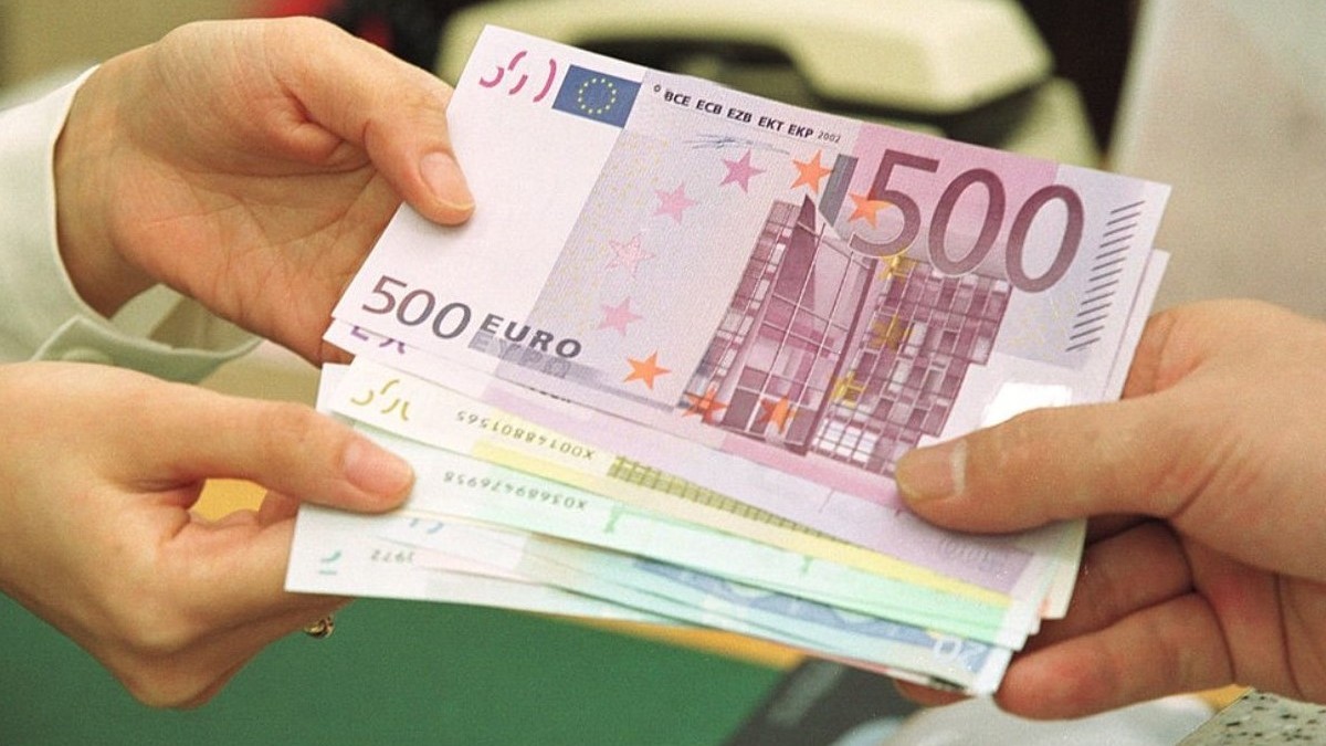 Alocație de 10.000 de euro primită din greșeală, ani la rând fiscul cere toți banii înapoi. Sursă foto: Getty Images.