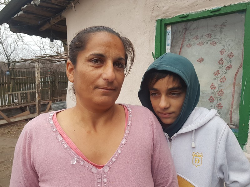 La 15 ani, Mihai încă vrea să stea sub aripa mamei