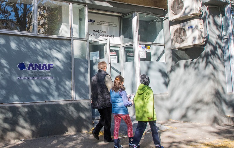Chilipiruri de la Fisc! Decorațiuni de Crăciun, scutere, căciuli groase și geci de iarnă la prețuri mici