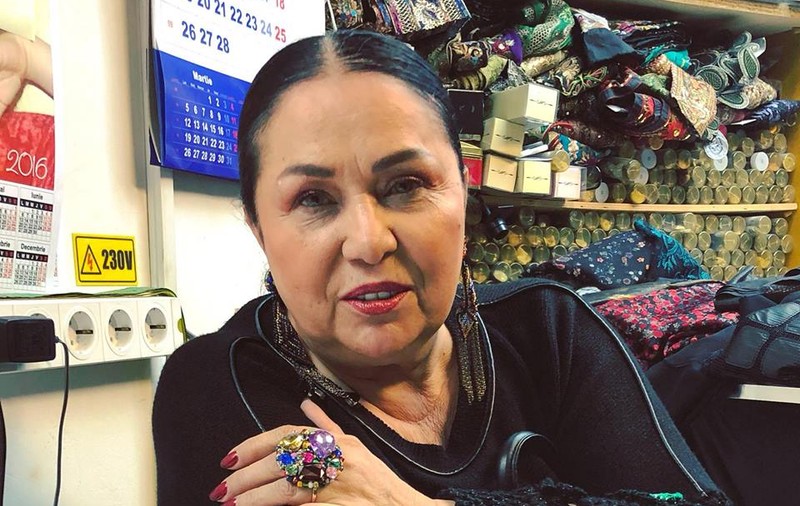 VIDEO EXCLUSIV/ După ce 25 de ani a vorbit cu fiecare clientă în parte, Liza Panait a început să vândă online. „Inițial nici nu am vrut să aud”