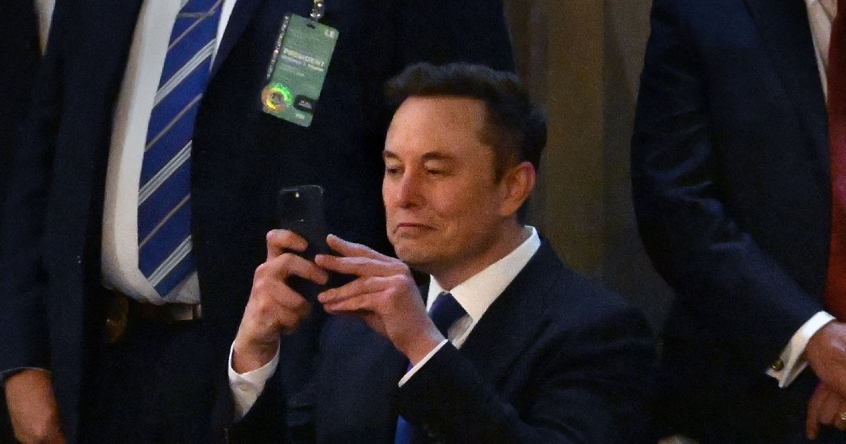 05 martie 2025, SUA, Washington: Elon Musk, care conduce Departamentul pentru Eficiență Guvernamentală (Doge) al președintelui american Donald Trump, își folosește camera telefonului mobil în timp ce președintele Trump vorbește în timpul unui discurs în fața Congresului din Washington.