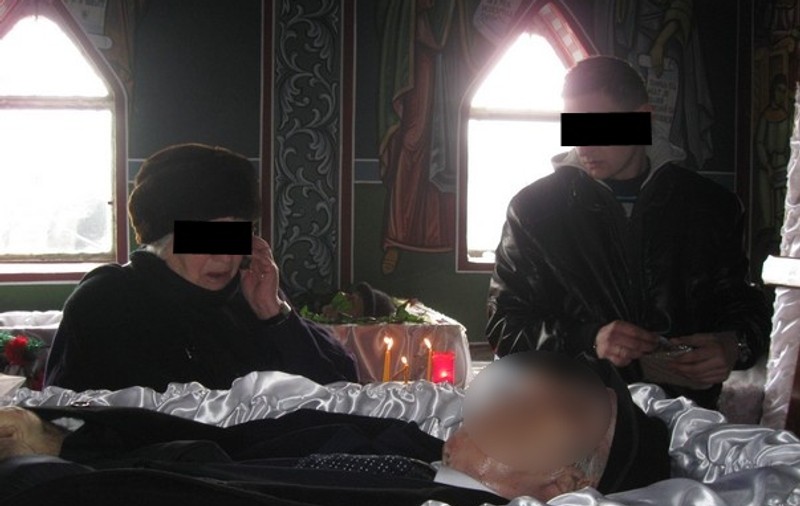 Elena, mama lui Dinu Damaschin, a ridicat trupul fiului său de la morga din Bacău: "Ştia că nu mai are mult de trăit" | FOTO
