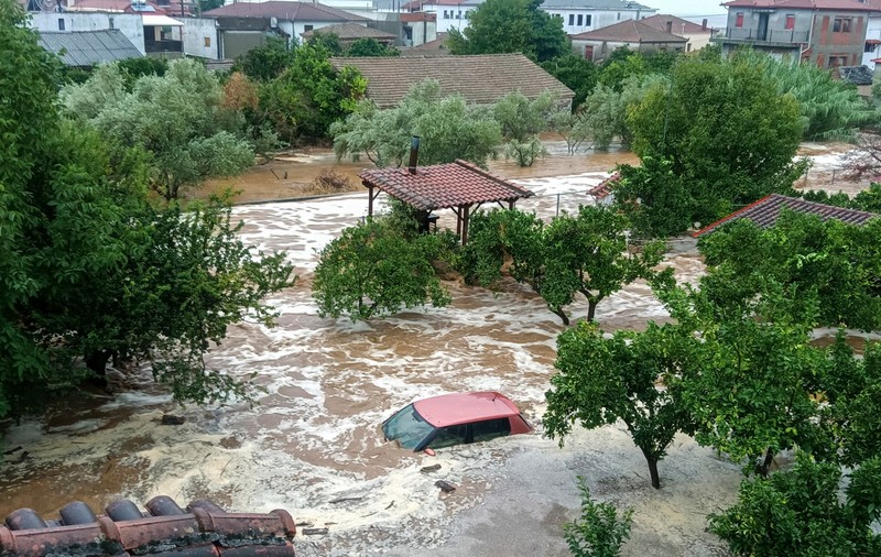 Inundații în Grecia, după o furtună severă în centrul țării. Un om a murit, poliția a impus  restricții de circulaţie