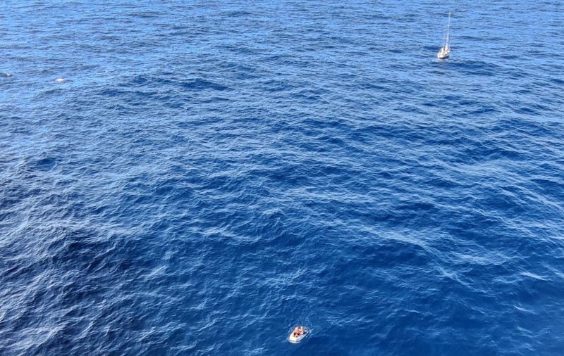 Comandantul român al unei nave liberiene a salvat cinci oameni de pe un iaht care plutea în derivă în Marea Mediterană