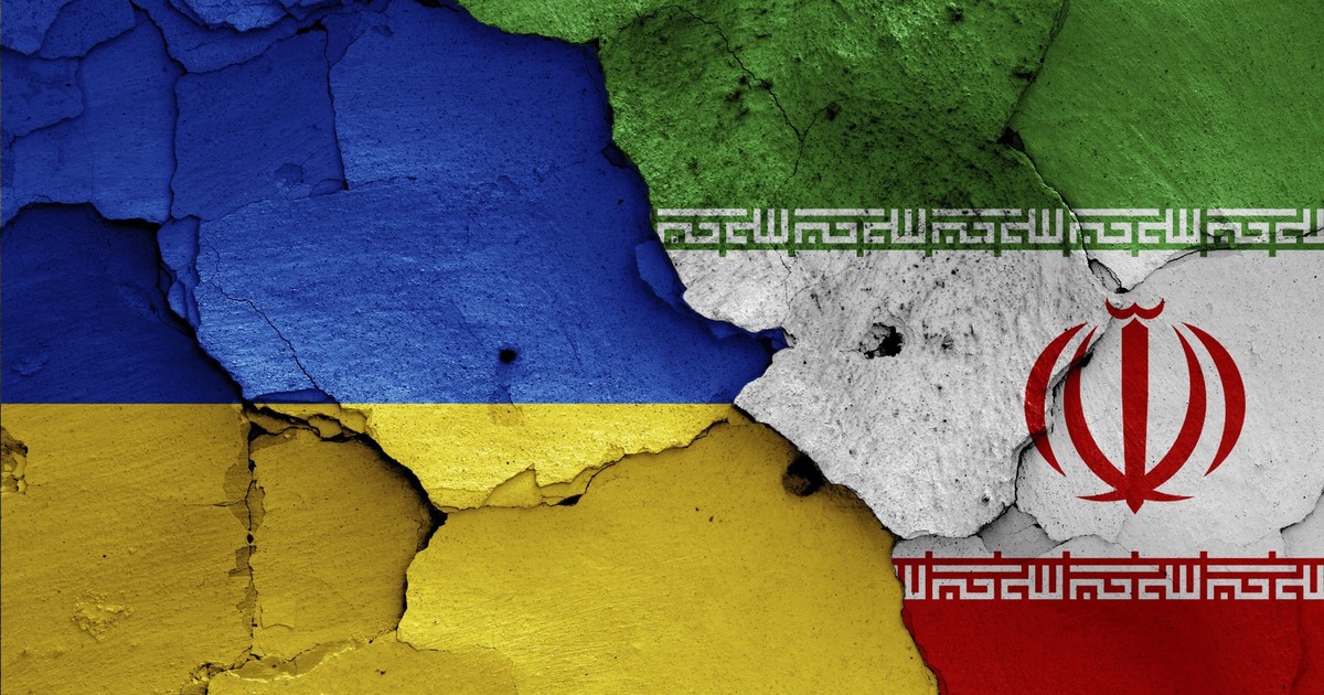Drapelele alăturate ale Ucrainei (stânga) și Iranului (dreapta). Imagine cu caracter ilustrativ Foto: Profimedia
