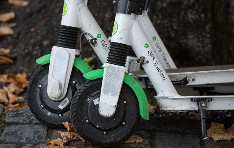 Un bărbat a murit după ce a fost lovit de o trotinetă electrică, într-un parc din Buzău. Poliția a deschis anchetă penală