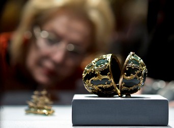 O femeie privește oul Faberge Memoria Azovului, realizat în 1891, la expoziția 'Lumea Faberge', la Kunsthistorisches Museum din Vienna, Austria, din 2014. Foto: EPA