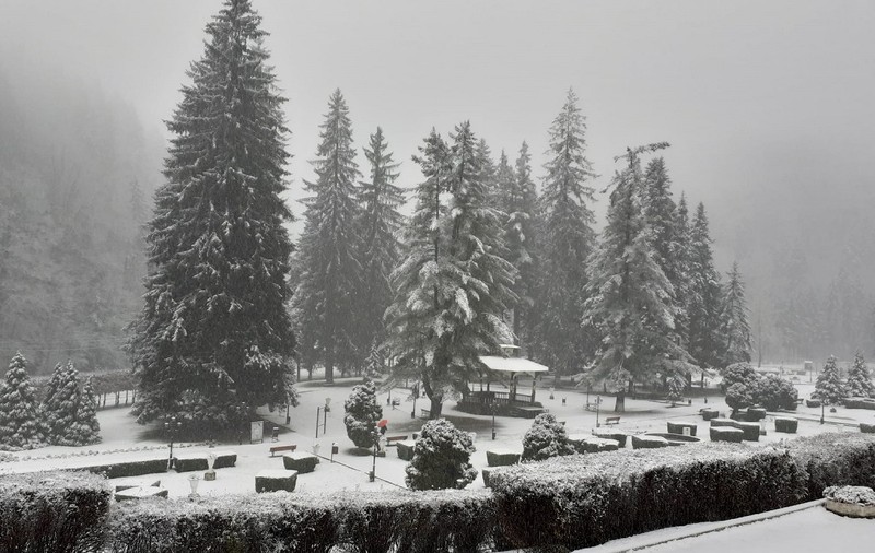 Ninge ca-n povești la Slănic Moldova. E cod galben de ninsori în mai multe județe din țară | VIDEO