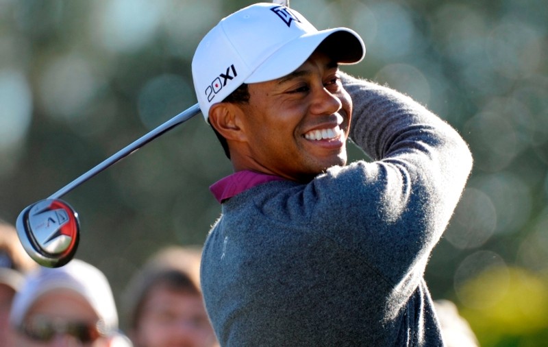 Tiger Woods, atacat cu cârnaţi de un "fan"