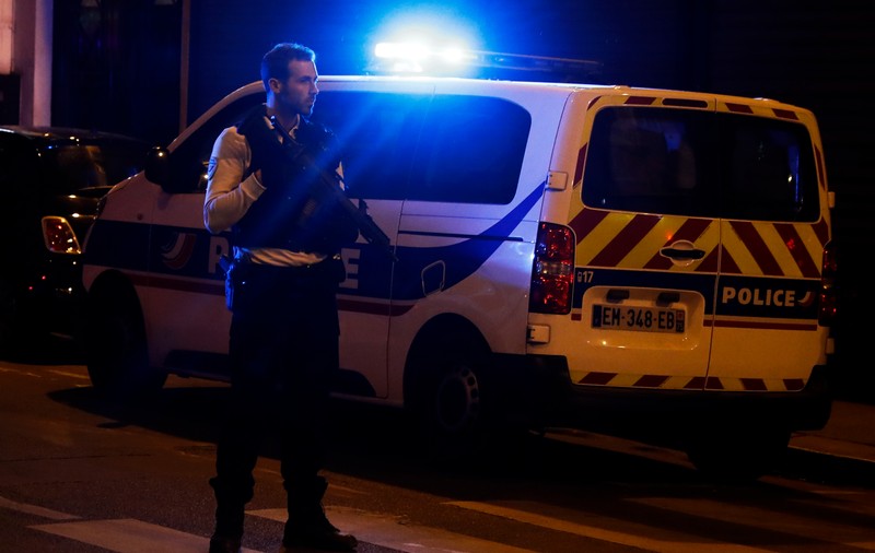 UPDATE| Atac cu cuțitul în Paris, revendicat de ISIS. Un mort și mai mulți răniți. Atacatorul este cecen- VIDEO