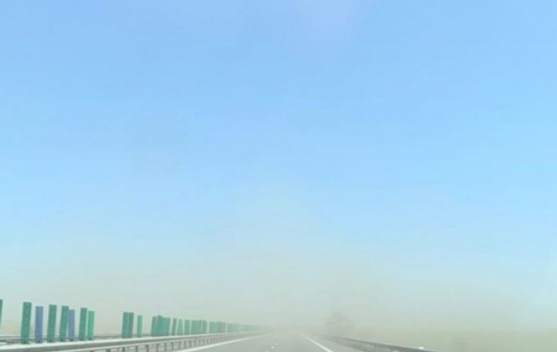 Furtună de praf pe Autostrada București - Constanța, din cauza vântului care bate în rafale