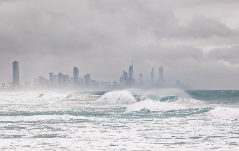 Valuri uriașe lovesc coastele Australiei: cinci persoane înecate, două dispărute