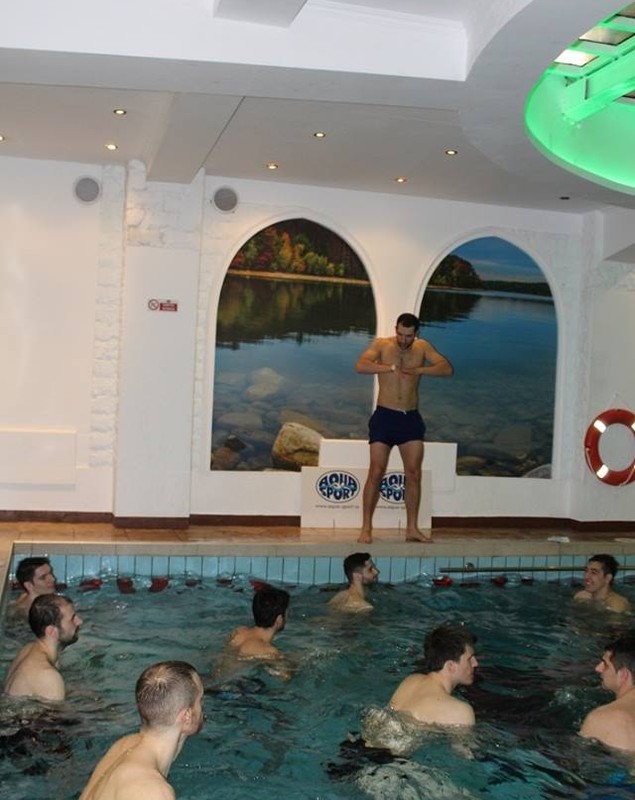 Baschetbaliștii Stelei, recuperare în apă și distracție la piscină, înaintea meciurilor din play off
