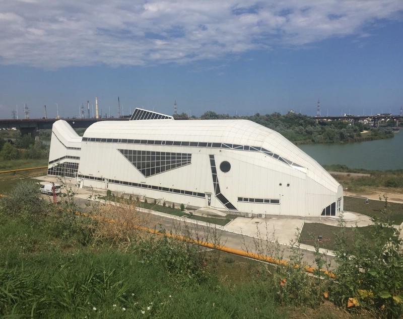 REPORTAJ/Piața de pește din Năvodari, un mastodont construit cu bani europeni, zace nefolosit. 1,5 milioane de euro, aruncați pe apa sâmbetei