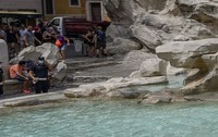 Doi români care înșelau turiști cu alba-neagra la Fontana di Trevi au încercat să mituiască polițiștii. Sursă foto: Getty Images