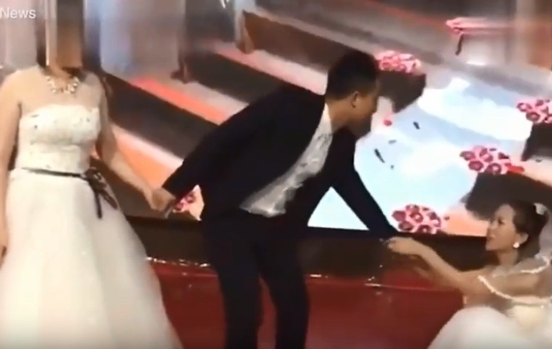 VIDEO | O nuntă a fost stricată după ce fosta iubită a mirelui a apărut îmbrăcată în mireasă și l-a rugat pe acesta să se întoarcă la ea!