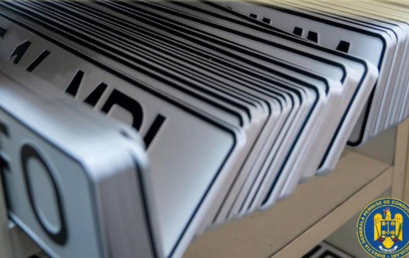 607,5 lei amendă pentru șoferii români care circulă cu mașini ale căror numere de înmatriculare sunt murdare