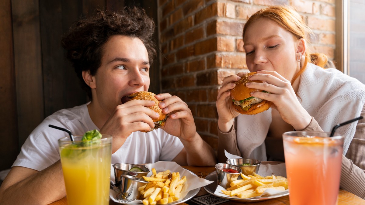 Joi este ziua preferată pentru comenzi, în timp ce weekend-ul este dedicat ieșirilor la restaurant. Foto: freepick.com