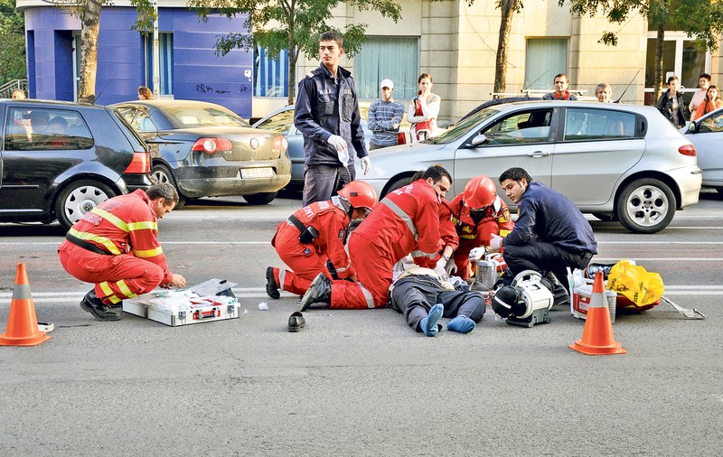 Sute de pietoni «sinucigaşi» mor pe şoselele României