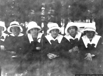 Frank G. Carpenter: „Școlărițele din România vor să afle totul despre clapete. Simt și ele valul emancipării feminine care a cucerit până și fortăreața acelui bărbat din Constantinopol.”